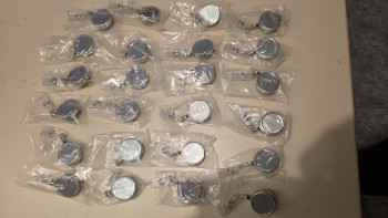 24 Stück. Schlüsselaufroller Jojo Kartenhalter Metall Lasche